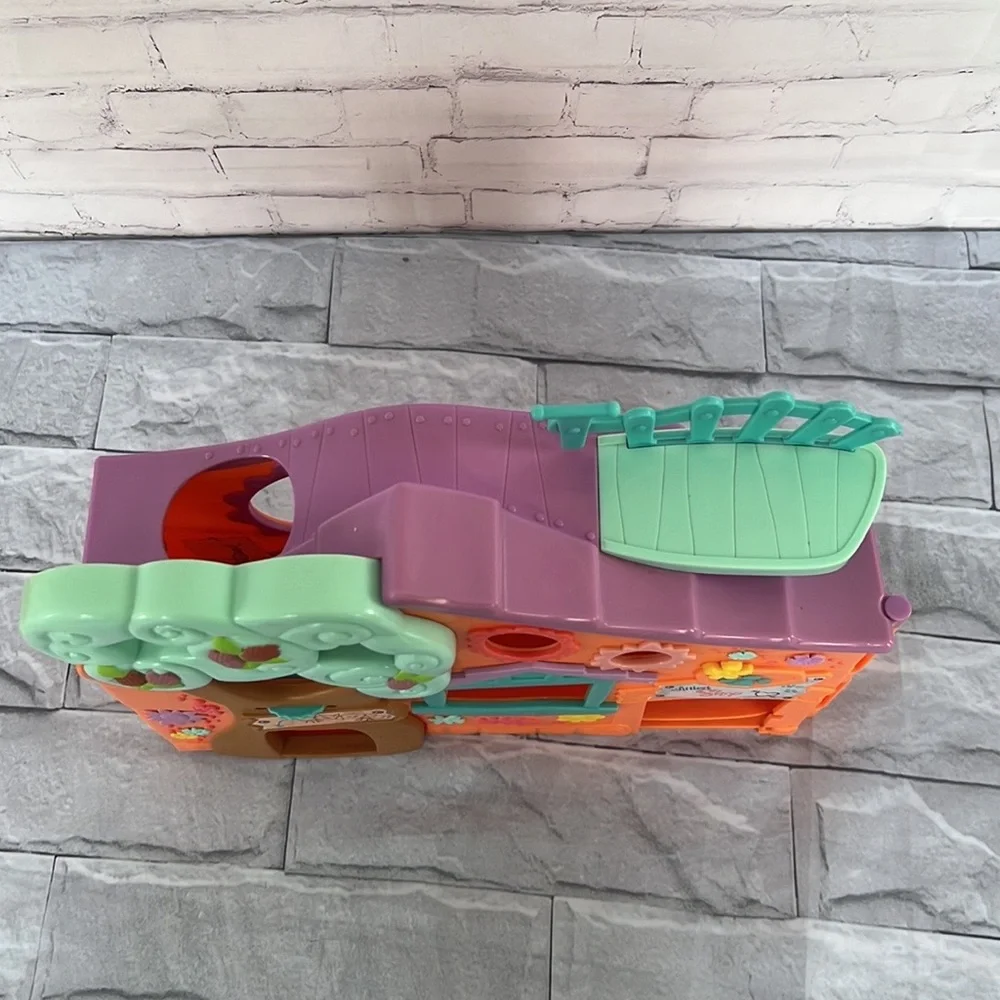 Littlest Pet shop play house - Picture 2 of 11